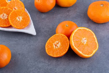 Mutfak masasında taze portakallar, sağlıklı beslenme konsepti.