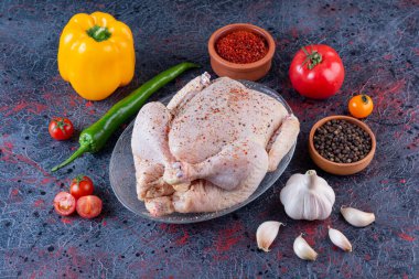 Baharatlı ve sebzeli çiğ tavuk eti.