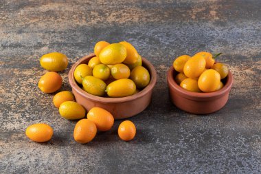 Mutfak masasında taze kumkatlar.