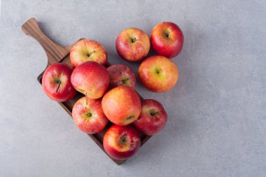 Gri arkaplanda olgun elmalar, yakın görünüm