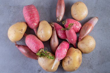 Gri arka planda taze organik sebzeler 