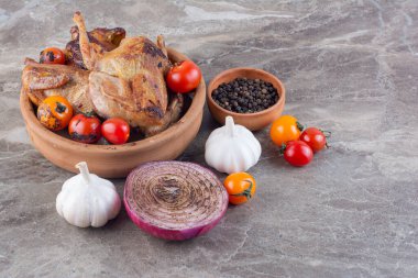 Mutfak masasında sebze ve baharatlı ızgara tavuk eti. 