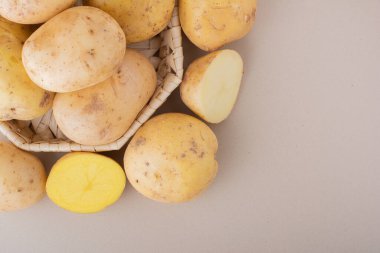 Mutfak masasında çiğ organik patates..