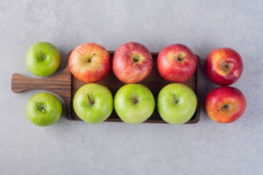 Gri arkaplanda olgun elmalar, yakın görünüm