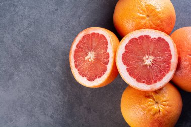 Gri arka planda taze greyfurtlar. en üstteki görünüm.