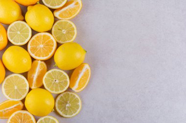 Gri arka planda taze sarı limonlar  