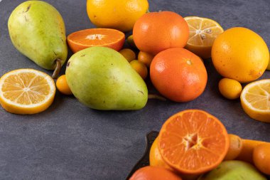 Gri arka planda taze meyveler