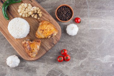 Mutfak masasında leziz ızgara tavuk eti. Yiyecek konsepti