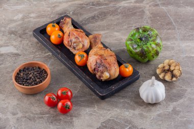 Mutfak masasında sebze ve baharatlı ızgara tavuk eti. 