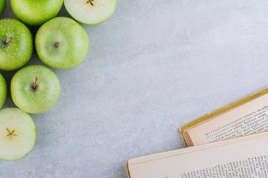 Gri arkaplanda olgun elmalar, yakın görünüm