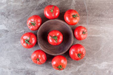 Mutfak masasının arkasında taze domatesler