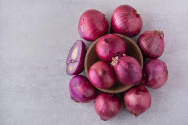 Mutfak masasında kırmızı soğan.
