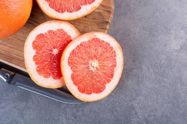 Masada taze kırmızı greyfurtlar var.