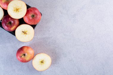 Mutfak masasında taze kırmızı elmalar.