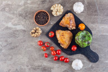 Baharatlı ve sebzeli ızgara tavuk. 