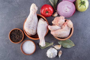 Pişirmek için malzemeli çiğ tavuk eti.