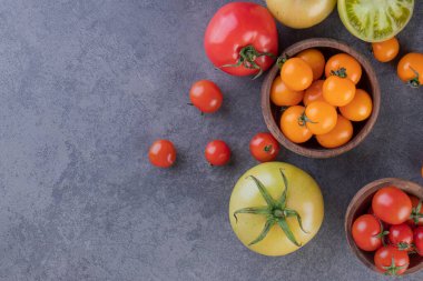 Kiktchen masa arkasında taze domatesler 
