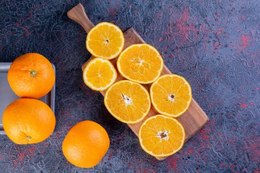 açık gri arkaplanda olgun tatlı portakallar