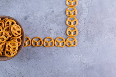 Mutfak masasında tuzlu kraker.