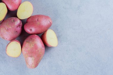 Mutfak masasında çiğ organik patates..