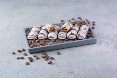 Mutfak masasında ev yapımı kurabiyeler.