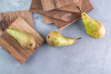 Tahta zeminde taze armutlar