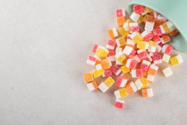 Masada çok renkli jöle şekerlemeleri var.