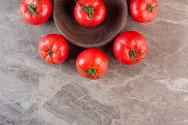 Mutfak masasında taze domatesler. 