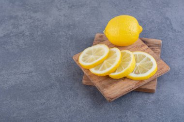 Gri arka planda taze sarı limonlar  