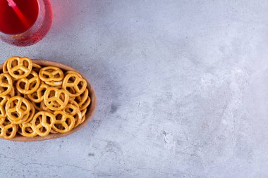 Mutfak masasında tuzlu krakerler.