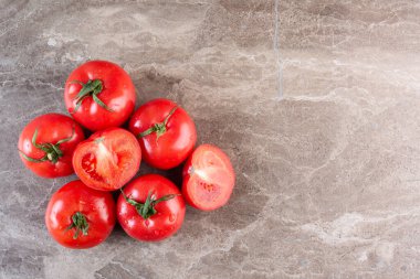 Kiktchen masa arkasında taze domatesler 