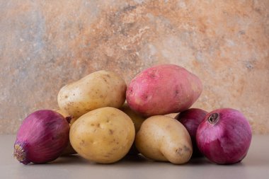 Mutfak masasında çiğ organik patates..