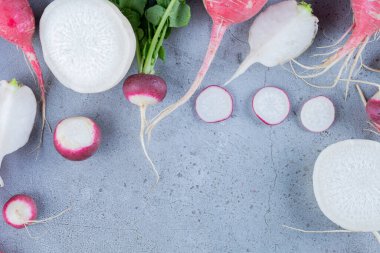 Mutfak masasında taze organik turplar