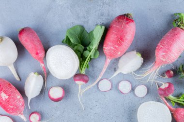 Mutfak masasında taze organik turplar.  