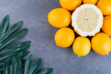 Gri arka planda taze limonlar, sağlıklı beslenme konsepti