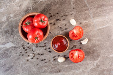 Mutfak masasında taze domatesler. 