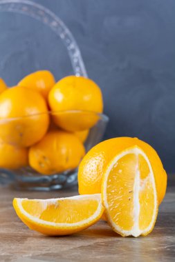 Gri masa arkaplanındaki taze portakallar