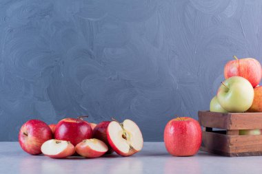 Masada çeşitli elmalar var. Meyve arkaplanı