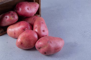 Arka planda taze kırmızı patatesler