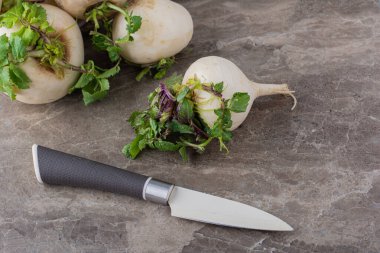 Mutfak masasında taze organik turplar.