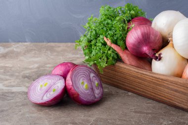 Mutfak masasında olgun organik soğanlar. 