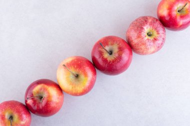 Gri arkaplanda kırmızı elmalar