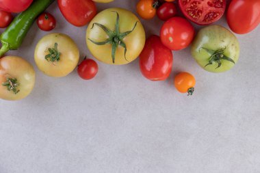 Kiktchen masa arkasında taze domatesler 