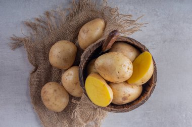 Mutfak masasında çiğ organik patates..