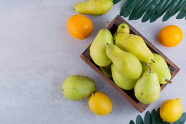 Mutfak masasında taze meyve var. Metin için boş alan.