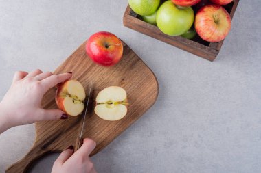 Gri arkaplanda olgun elmalar, yakın görünüm
