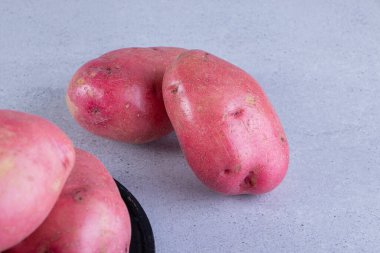 Arka planda taze kırmızı patatesler