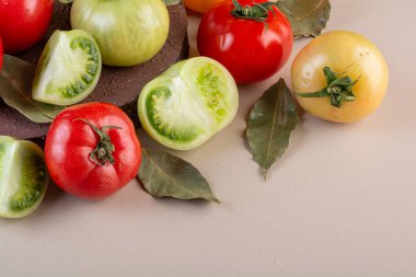 Taze yeşil ve kırmızı domatesler masada