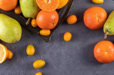 Gri arka planda taze meyveler