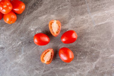 Kiktchen masa arkasında taze domatesler 